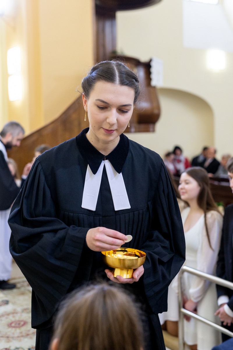 Študentka EBF UK pri bohoslužbe